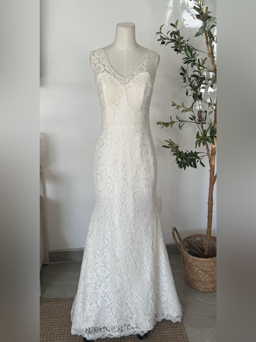 Classic Lace Sleeveless Wedding Dress in White